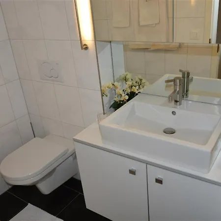 Huebeli - Arm Appartement-fewo- Dusche Oder Bad- Wc 4-bettwohnung By Interhome Цвайзиммен